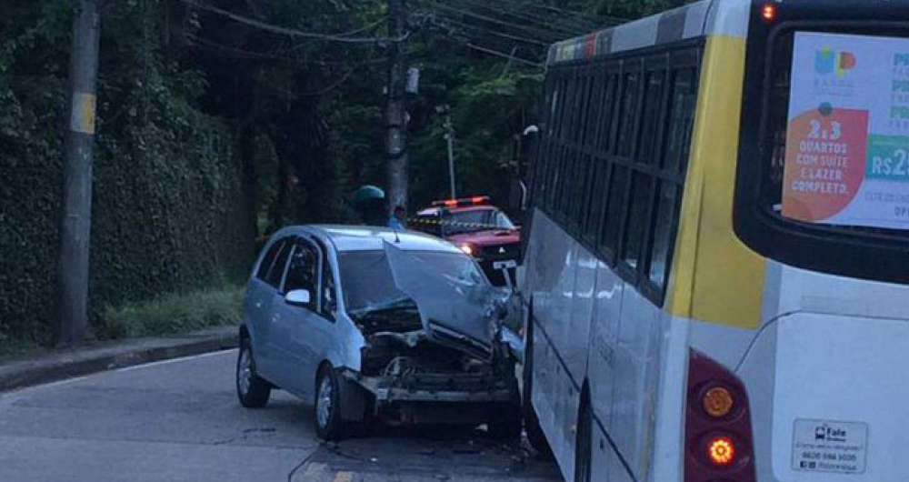 Os ve�culos bateram de frente e houve reten��es no tr�nsito da Estrada das Furnas