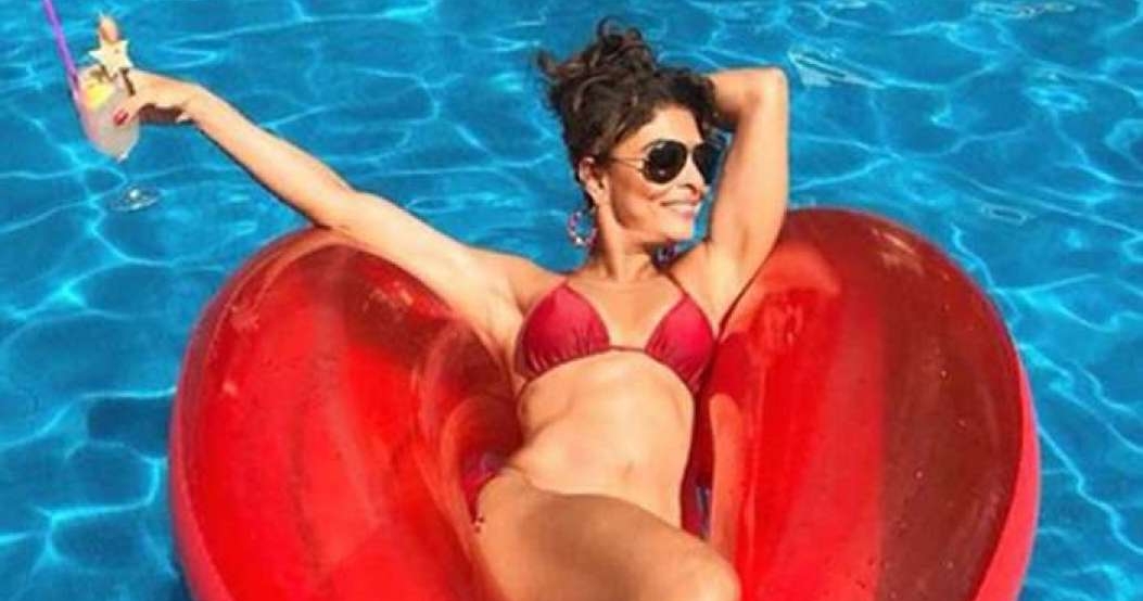 Juliana Paes comemora anivers�rio na piscina