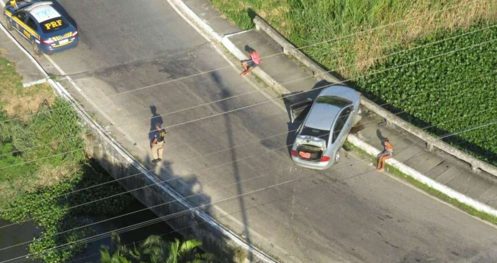 Casal foi preso com carro roubado ao sair de motel