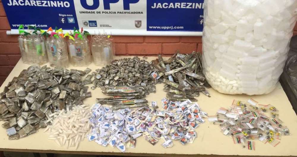 Drogas e material encontrado com homem preso no Jacarezinho