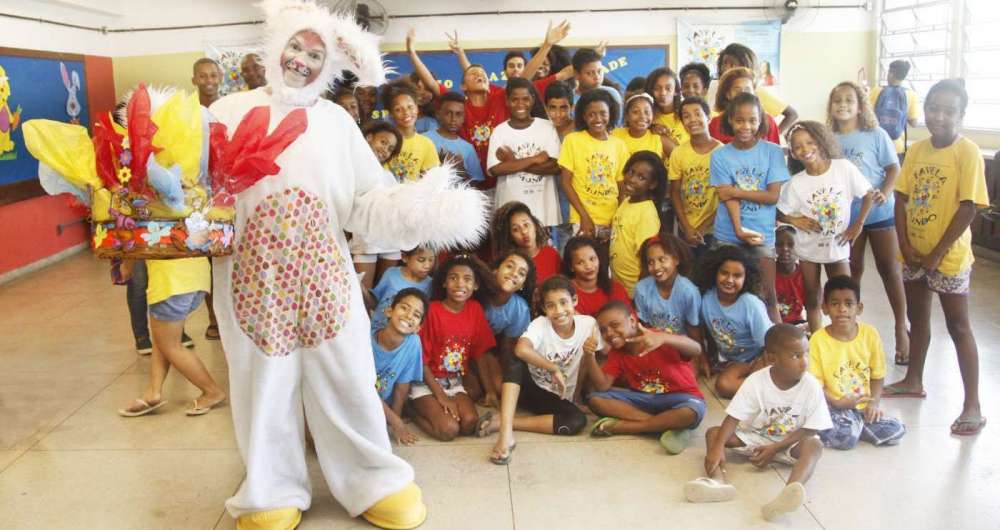 Projeto Favela Mundo faz festa com distribuio de chocolates e muitas brincadeiras para as crianas