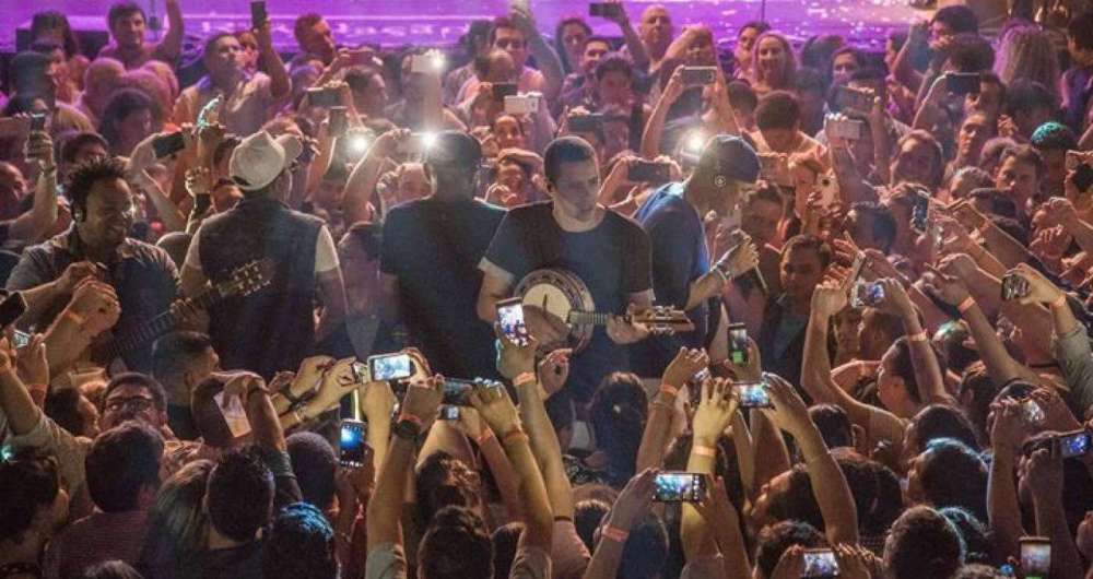 Grupo Revelação em apresentação com casa de shows lotada na Argentina