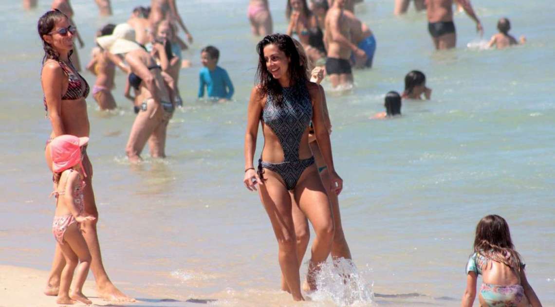 Carol Barcellos curte dia de praia com a filha no Leblon, na Zona Sul do Rio