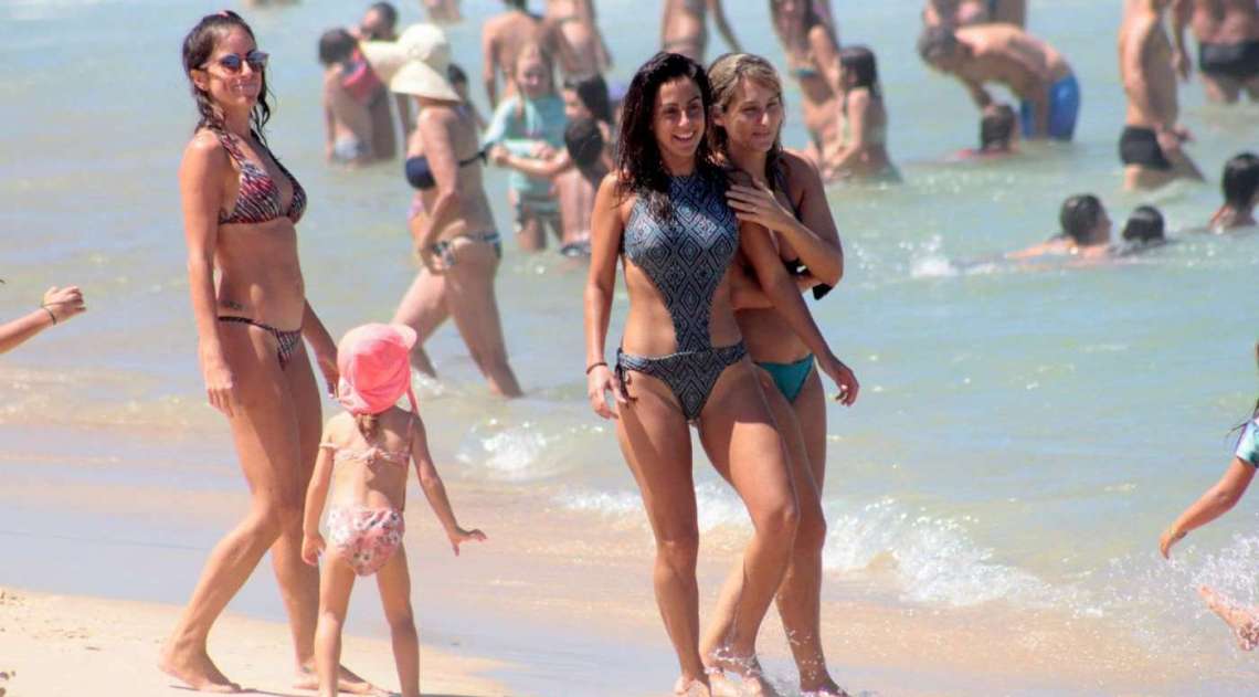 Carol Barcellos curte dia de praia com a filha no Leblon, na Zona Sul do Rio