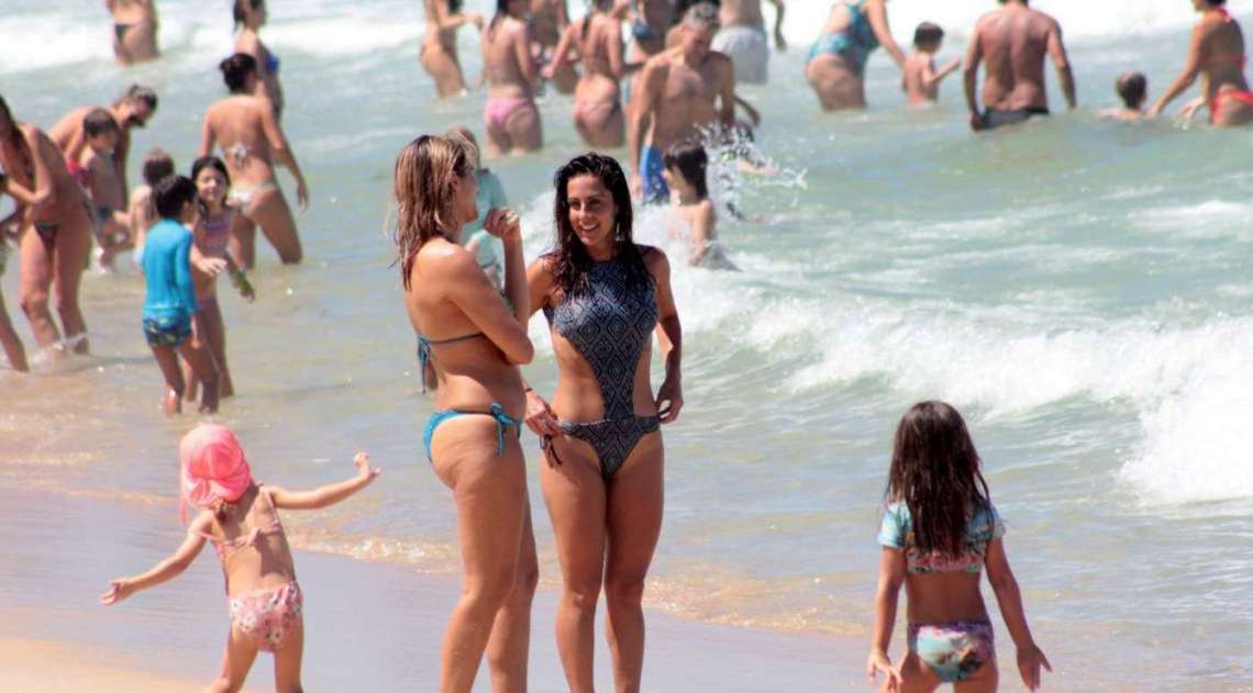 Carol Barcellos curte dia de praia com a filha no Leblon, na Zona Sul do Rio