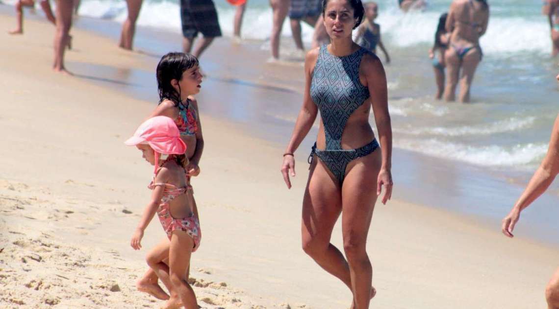 Carol Barcellos curte dia de praia com a filha no Leblon, na Zona Sul do Rio