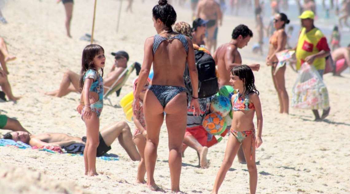 Carol Barcellos curte dia de praia com a filha no Leblon, na Zona Sul do Rio