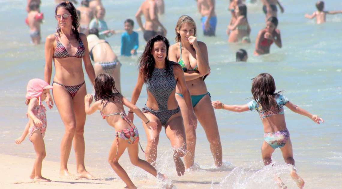 Carol Barcellos curte dia de praia com a filha no Leblon, na Zona Sul do Rio