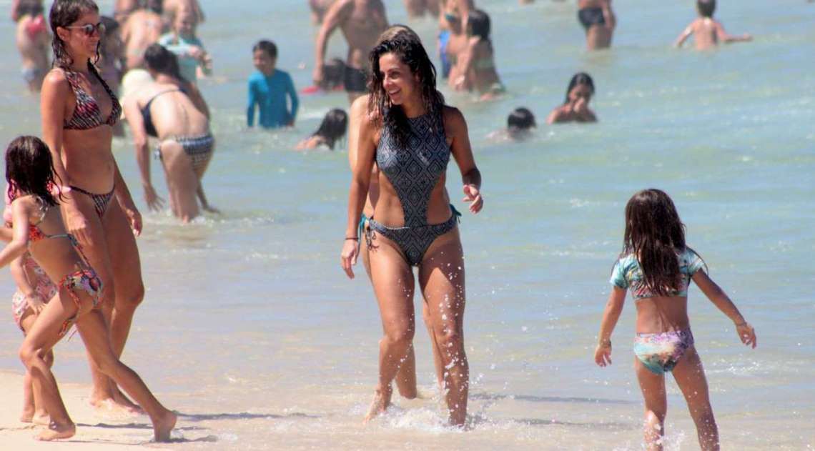 Carol Barcellos curte dia de praia com a filha no Leblon, na Zona Sul do Rio