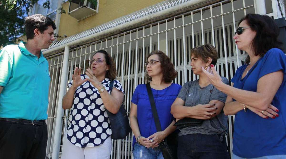 26/03/2018 - Os pais de alunos matriculados em escolas particulares da Tijuca fizeram um ato  próximo à Praça Afonso Pena, na Tijuca. Eles reclamam que seus filhos vêm sendo vítimas da ação de uma gangue de assaltantes que age nas ruas do bairro. Foto de Maíra Coelho / Agência O Dia. Cidade , Violência, Crime, Segurança, Falta,