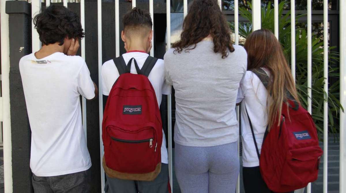 26/03/2018 - Os pais de alunos matriculados em escolas particulares da Tijuca fizeram um ato  próximo à Praça Afonso Pena, na Tijuca. Eles reclamam que seus filhos vêm sendo vítimas da ação de uma gangue de assaltantes que age nas ruas do bairro. Foto de Maíra Coelho / Agência O Dia. Cidade , Violência, Crime, Segurança, Falta,