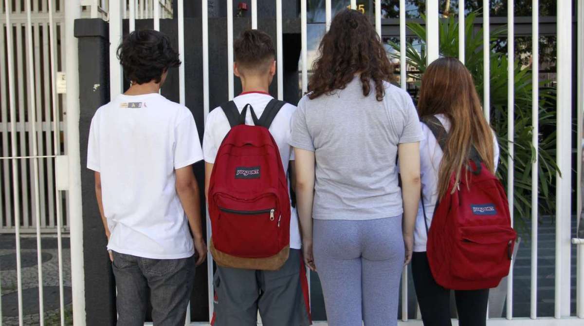 26/03/2018 - Os pais de alunos matriculados em escolas particulares da Tijuca fizeram um ato  próximo à Praça Afonso Pena, na Tijuca. Eles reclamam que seus filhos vêm sendo vítimas da ação de uma gangue de assaltantes que age nas ruas do bairro. Foto de Maíra Coelho / Agência O Dia. Cidade , Violência, Crime, Segurança, Falta,