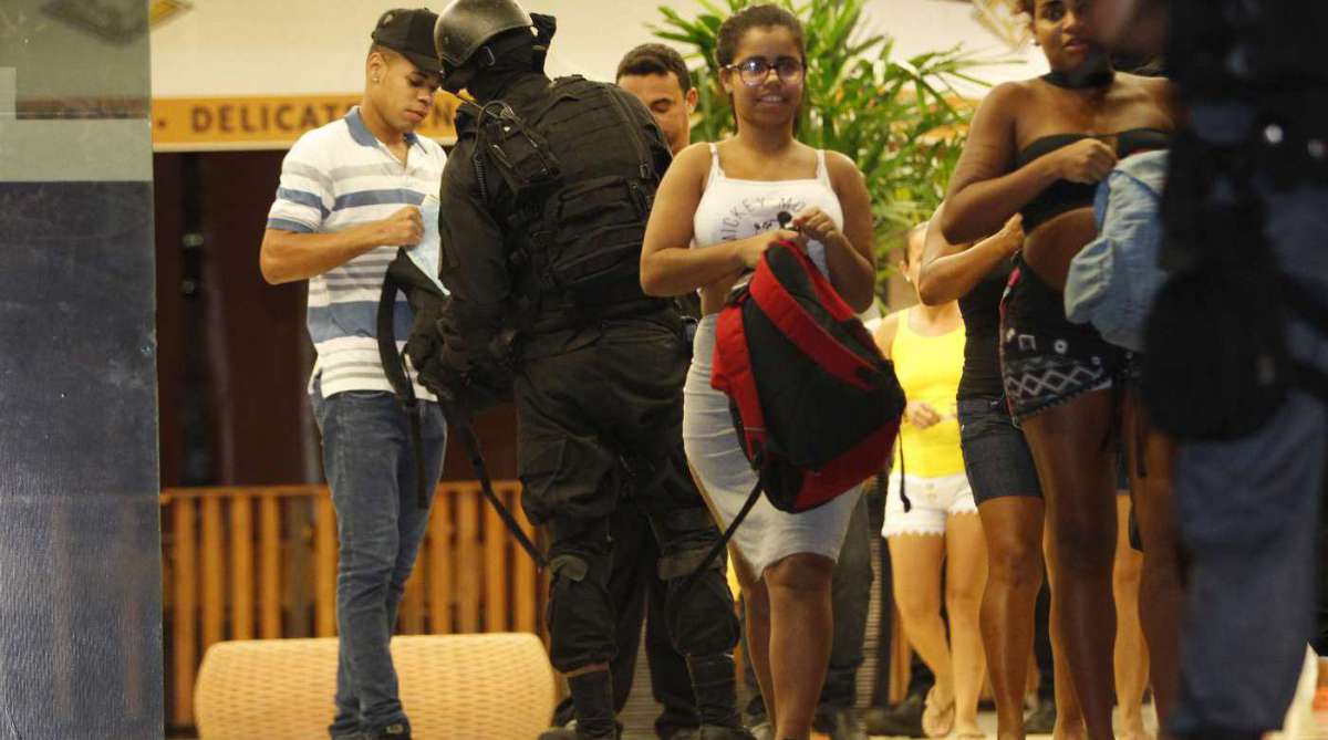 2018-03-26 - Assalto a shopping da zona sul do Rio de Janeiro - Assalto em loja do Botafogo Praia Shopping, em Botafogo, provoca pânico entre lojistas e frequentadores. Na imagem, movimentação de policiais no local. Foto de Alexandre Brum / Agência O Dia - POLICIA CIDADE CRIME ASSALTO VIOLÊNCIA