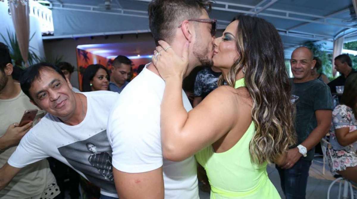 Viviane Araújo comemora aniversário ao lado do novo namorado, Klaus Barros