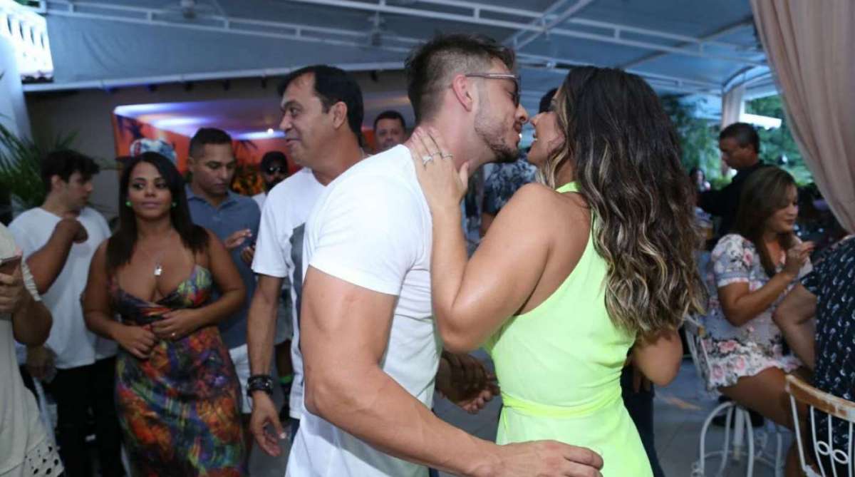 Viviane Araújo comemora aniversário ao lado do novo namorado, Klaus Barros