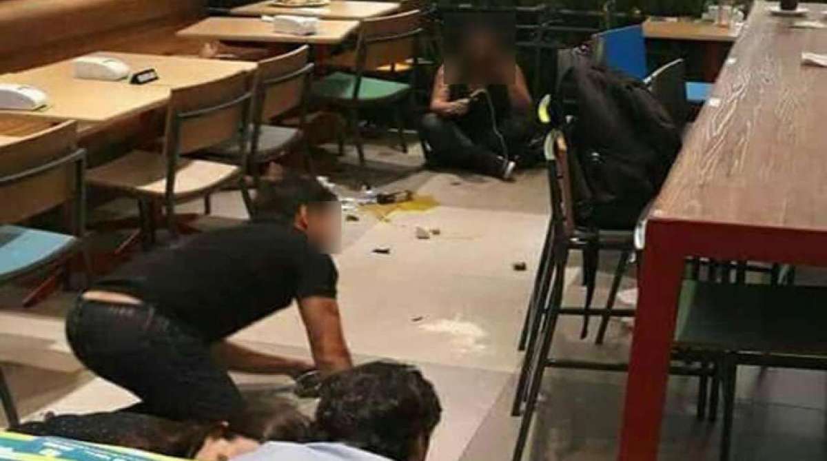 Clientes se abaixam após ouvirem tiros no Botafogo Praia Shopping
