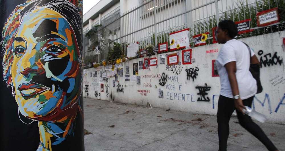 Local onde Marielle Franco foi assassinada, no bairro do Est�cio, est� cheio de homenagens a ela