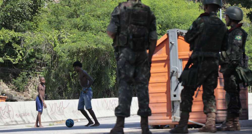 Mais de 3 mil homens das Forças Armadas realizaram operação no Complexo do Lins