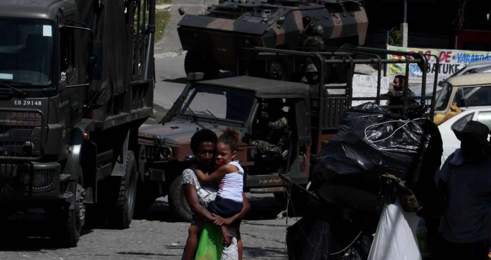 2018-03-27. Após cerca de dez horas fechada para uma operação das Forças de Segurança, a Autoestrada Grajaú-Jacarepaguá, que liga as zonas Norte e Oeste do Rio, foi reaberta por volta das 15h35 desta terça-feira. Três mil e quatrocentos militares, 150 policiais militares e 350 policiais civis participam da ação no Complexo do Lins, que fica às margens da via expressa. Sete pessoas foram presas, e duas, levadas pelo Exército à Cidade da Polícia.Além disso, foram apreendidos uma pistola 9mm, drogas, munição e cadernos com anotações do tráfico. O material estava escondido numa casa da comunidade. Foto - Severino Silva / Agência O Dia