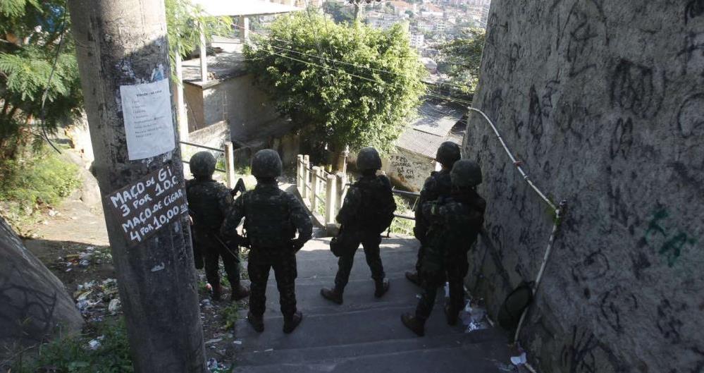 Três mil e quatrocentos militares, 150 policiais militares e 350 policiais civis participam da ação no Complexo do Lins