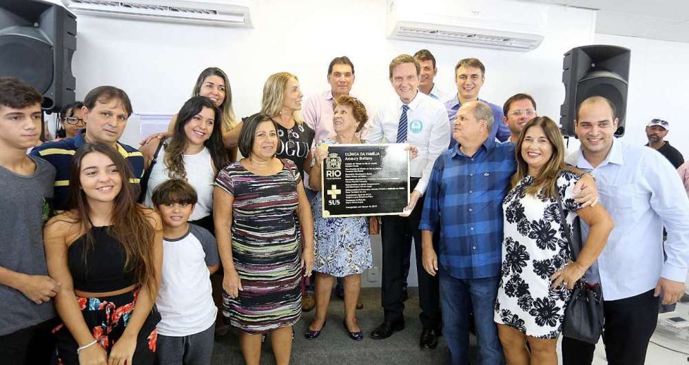 Crivella descerra a placa de inaugura��o ao lado dos secret�rios de Sa�de, Marco Antonio de Mattos, e de Assist�ncia Social e Direitos Humanos, Pedro Fernandes, al�m de parentes do homenageado