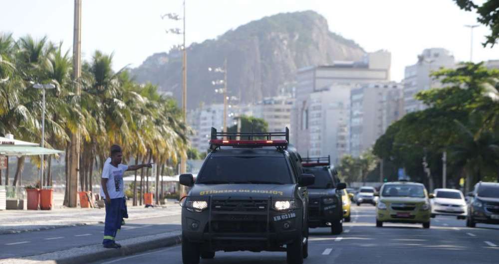 Patrulhamento do Exército na orla da Praia de Copacabana