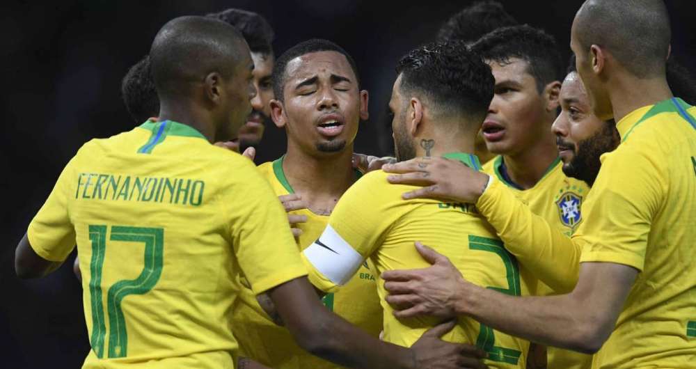 Jogadores comemoram com Gabriel Jesus