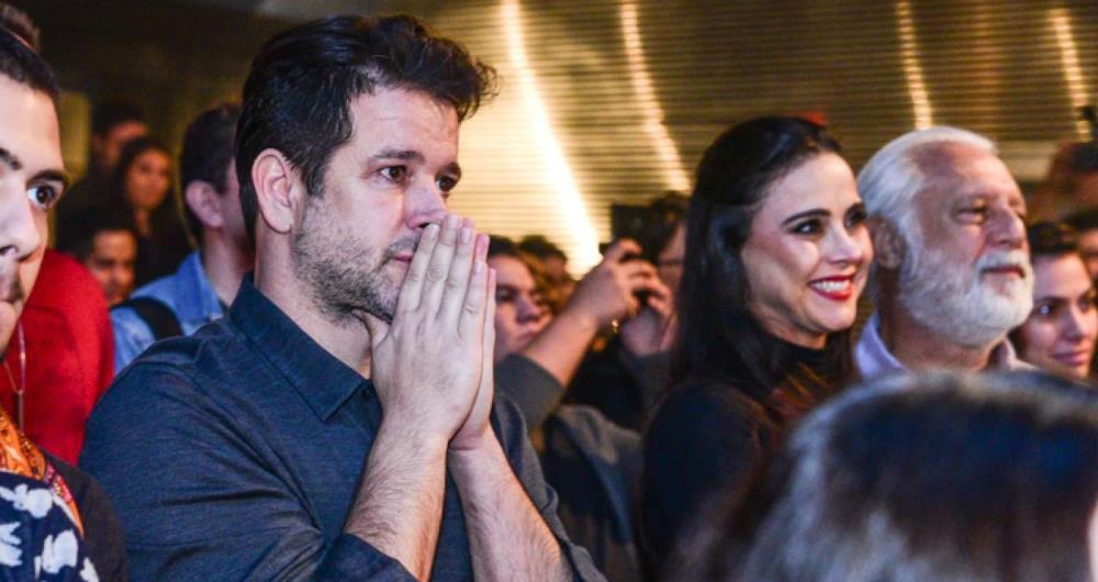 Murilo Benício prestigia a esposa, Débora Falabella, no teatro