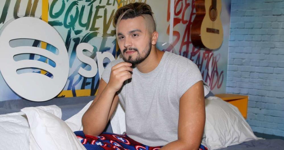 Luan Santana faz festa do pijama para divulgar o hit '2050'