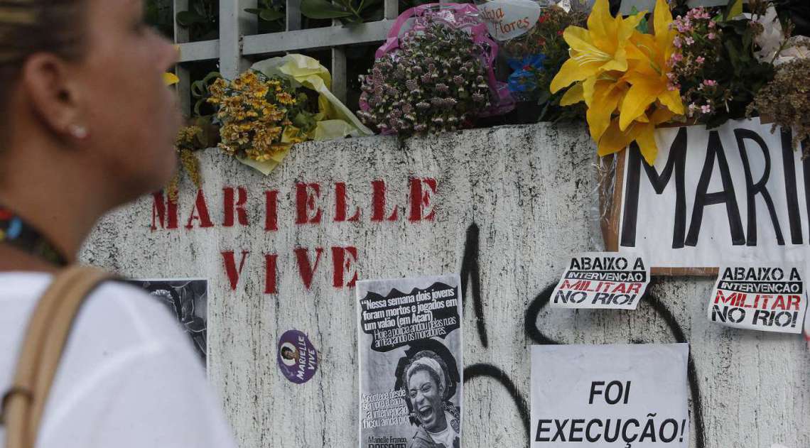 Cartaz colado em um poste próximo ao local onde a vereadora foi assassinada, no bairro do Estácio.