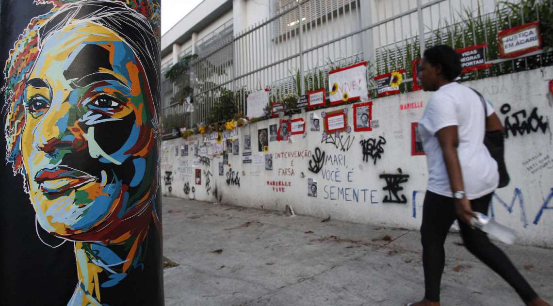 Local onde Marielle Franco foi assassinada, no bairro do Est�cio, est� cheio de homenagens a ela