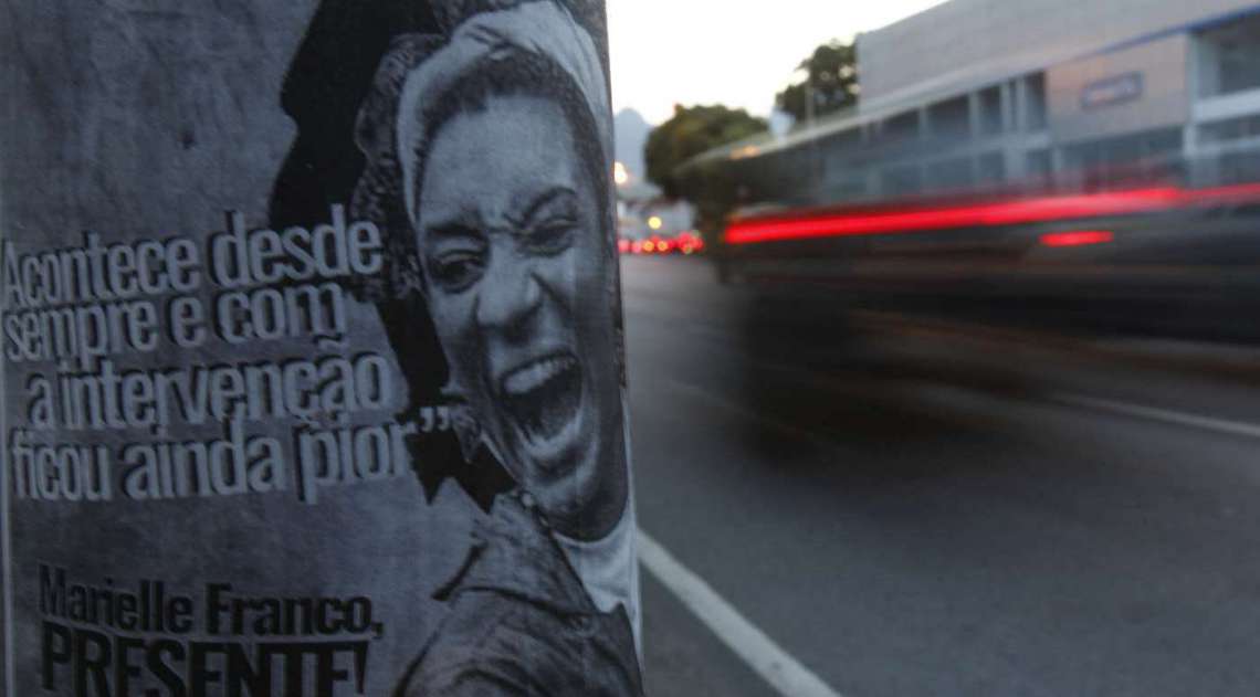 Cartaz colado em um poste próixmo ao local onde a vereadora foi assassinada, no bairro do Estácio