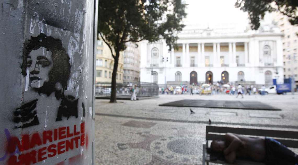 Grafite com o rosto da vereadora em frente à Câmara Municipal, no Centro