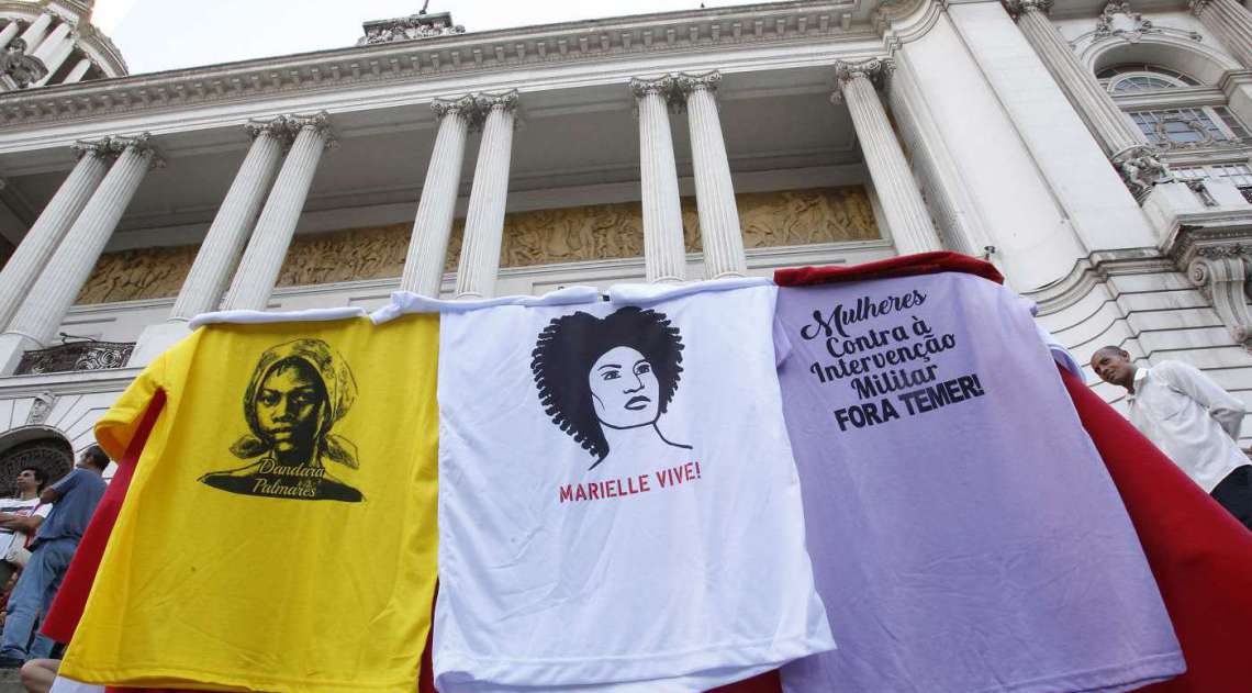 Camisas como rosto da vereadora, em frente à Câmara Municipal