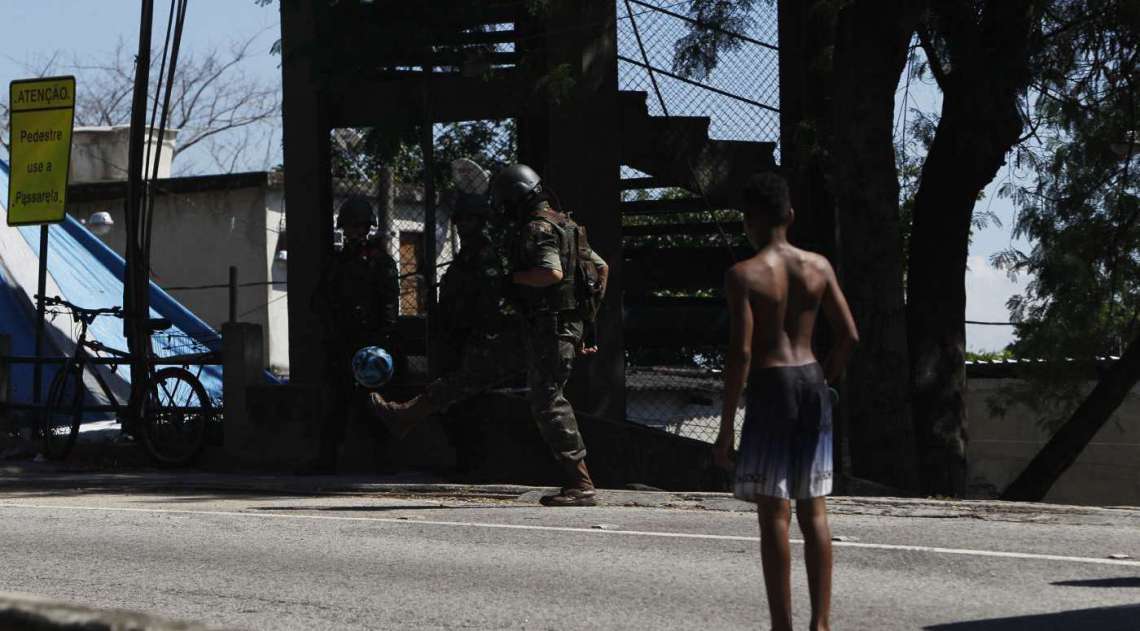 Mais de 3 mil homens das Forças Armadas realizaram operação no Complexo do Lins