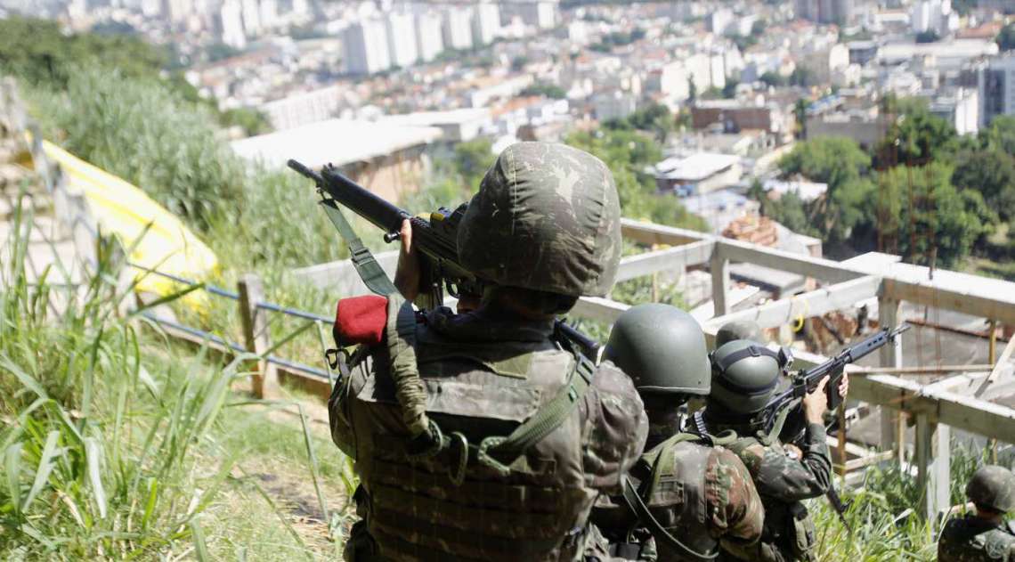 Mais de 3 mil homens das Forças Armadas realizaram operação no Complexo do Lins