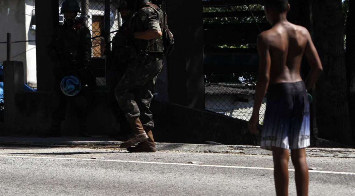 Mais de 3 mil homens das Forças Armadas realizaram operação no Complexo do Lins