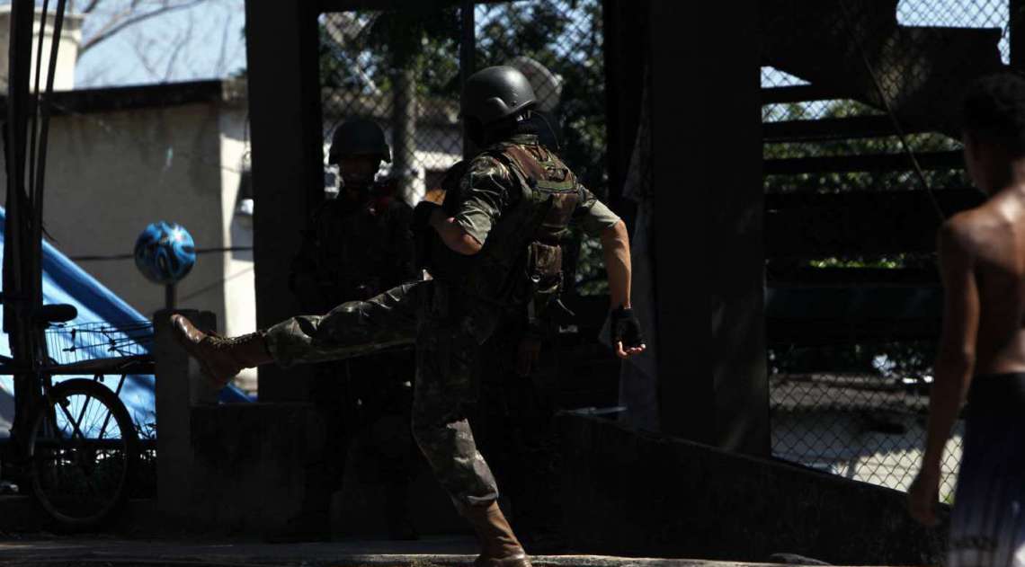 Mais de 3 mil homens das Forças Armadas realizaram operação no Complexo do Lins