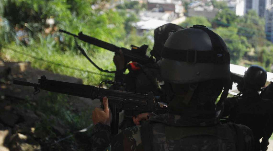 Mais de 3 mil homens das Forças Armadas realizaram operação no Complexo do Lins