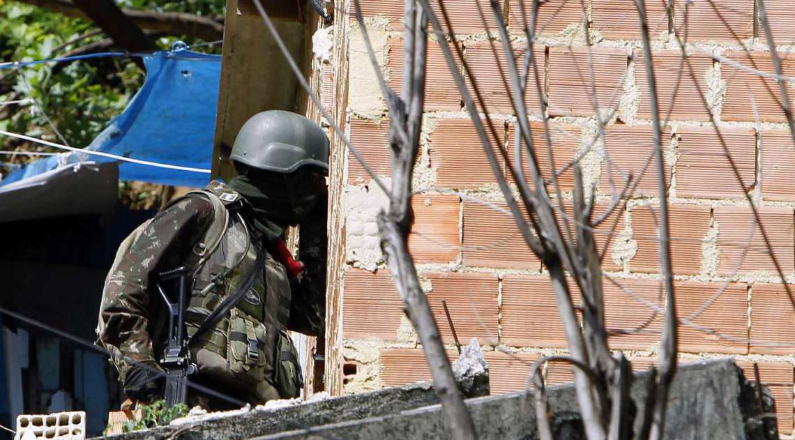 Mais de 3 mil homens das Forças Armadas realizaram operação no Complexo do Lins