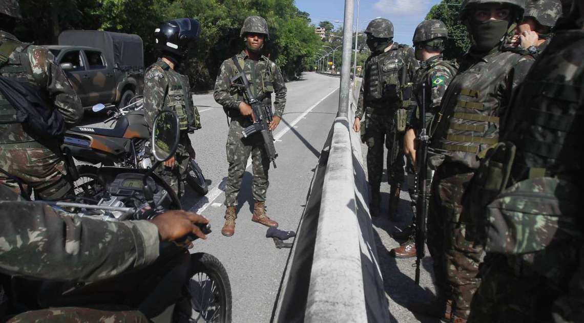 Mais de 3 mil homens das Forças Armadas realizaram operação no Complexo do Lins