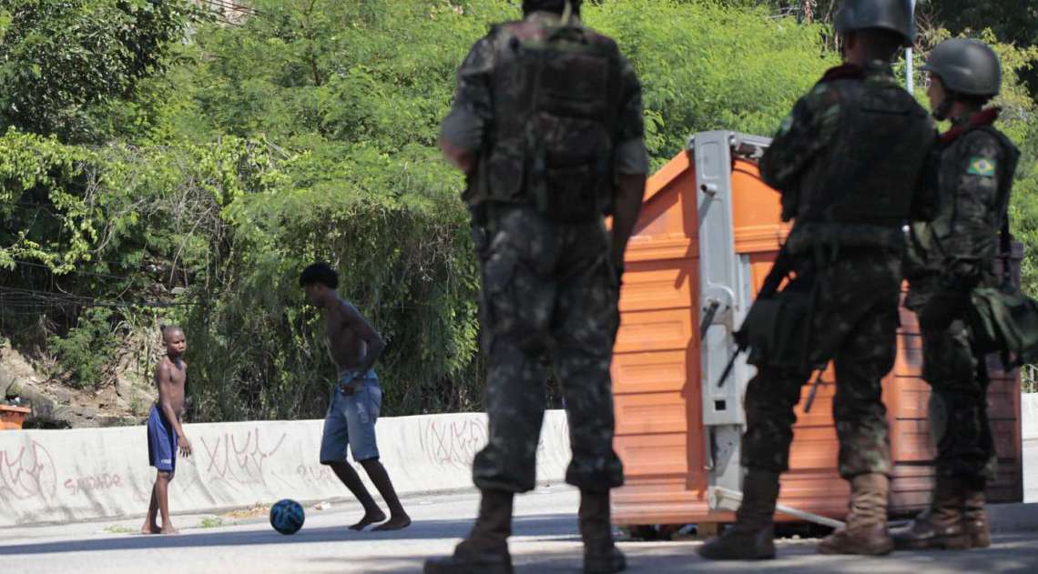 Mais de 3 mil homens das Forças Armadas realizaram operação no Complexo do Lins