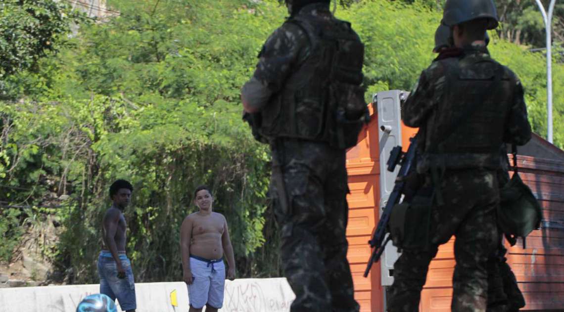 Mais de 3 mil homens das Forças Armadas realizaram operação no Complexo do Lins