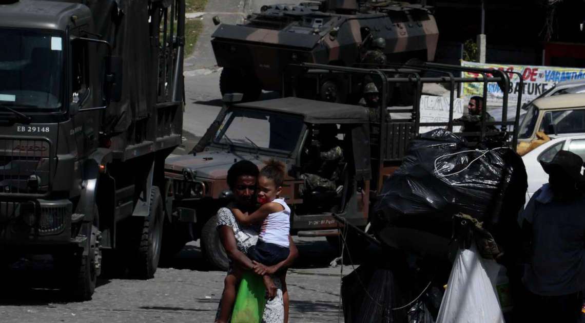 Mais de 3 mil homens das Forças Armadas realizaram operação no Complexo do Lins