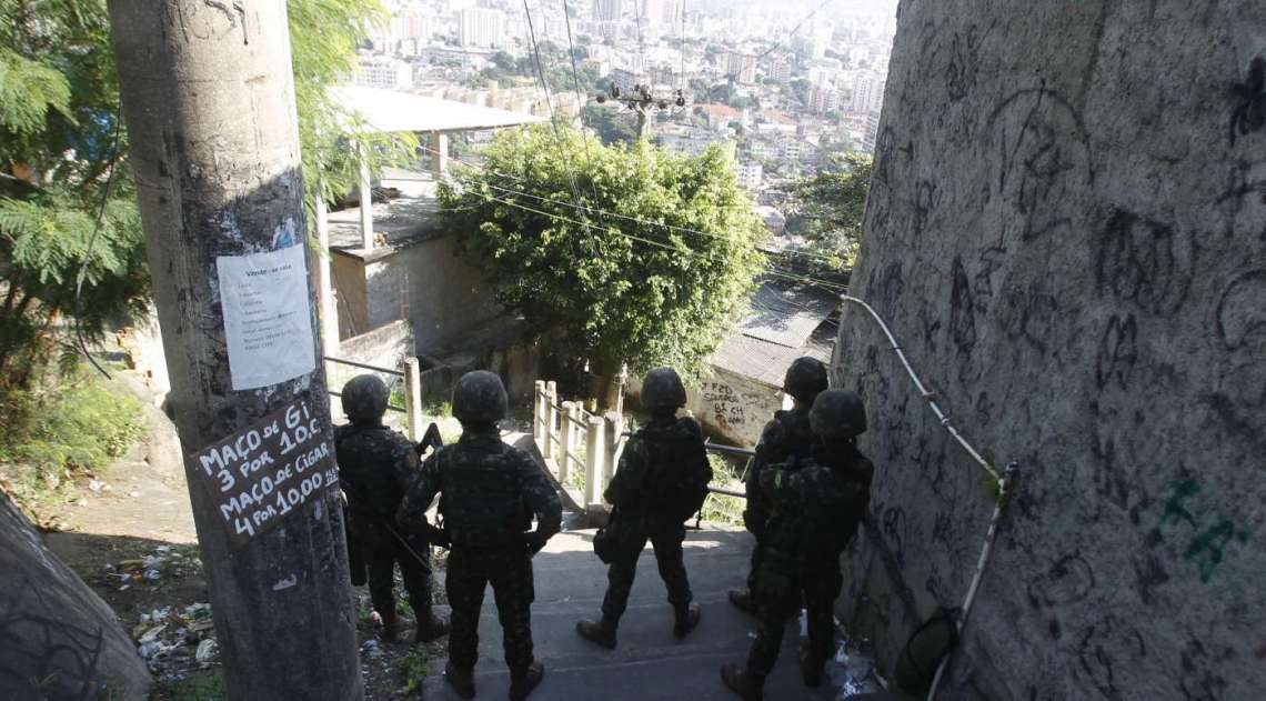 Três mil e quatrocentos militares, 150 policiais militares e 350 policiais civis participaram da ação no Complexo do Lins