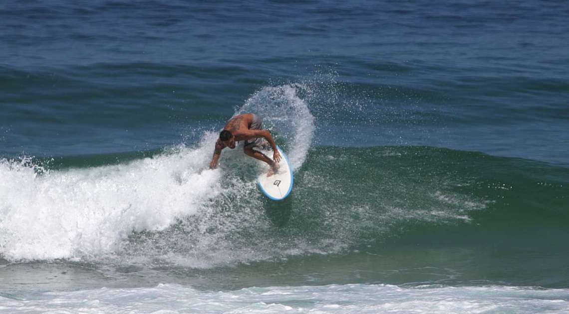 Surfista na Praia do Arpoador