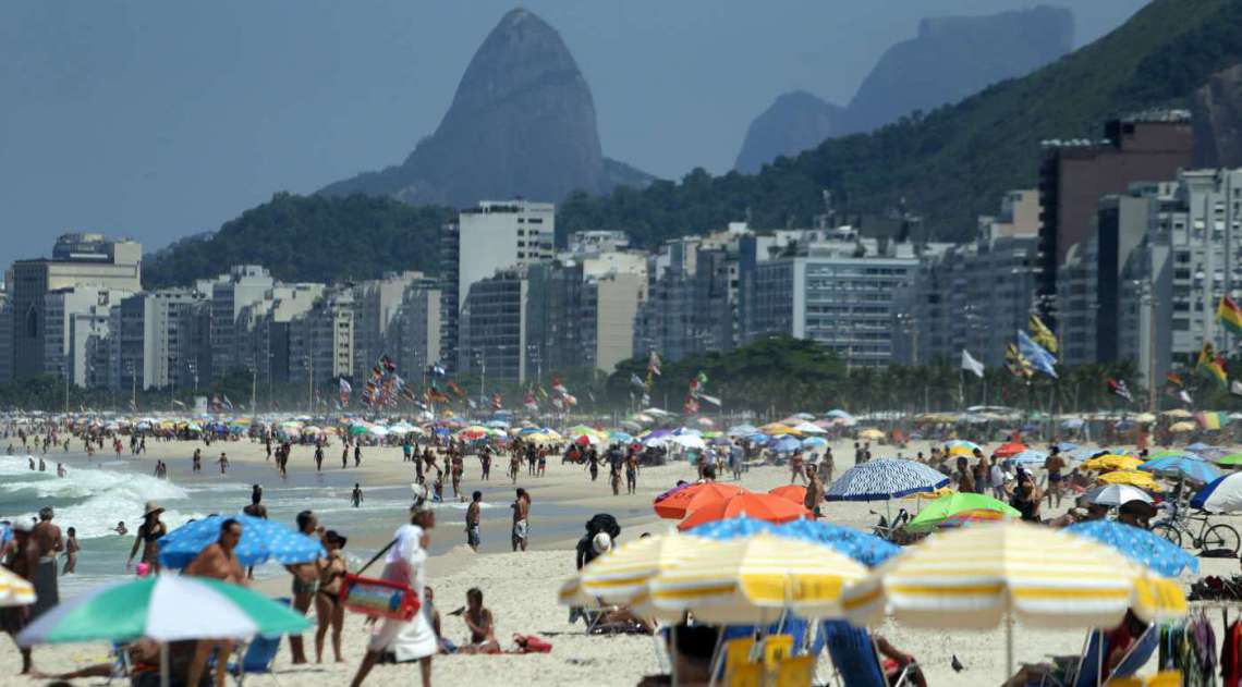 Praia de Copacabana: termômetros marcaram 35º C