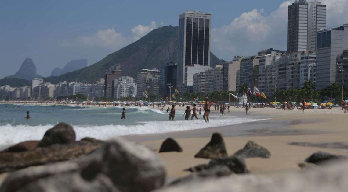 Banhistas aproveitaram dia de sol em Copacabana