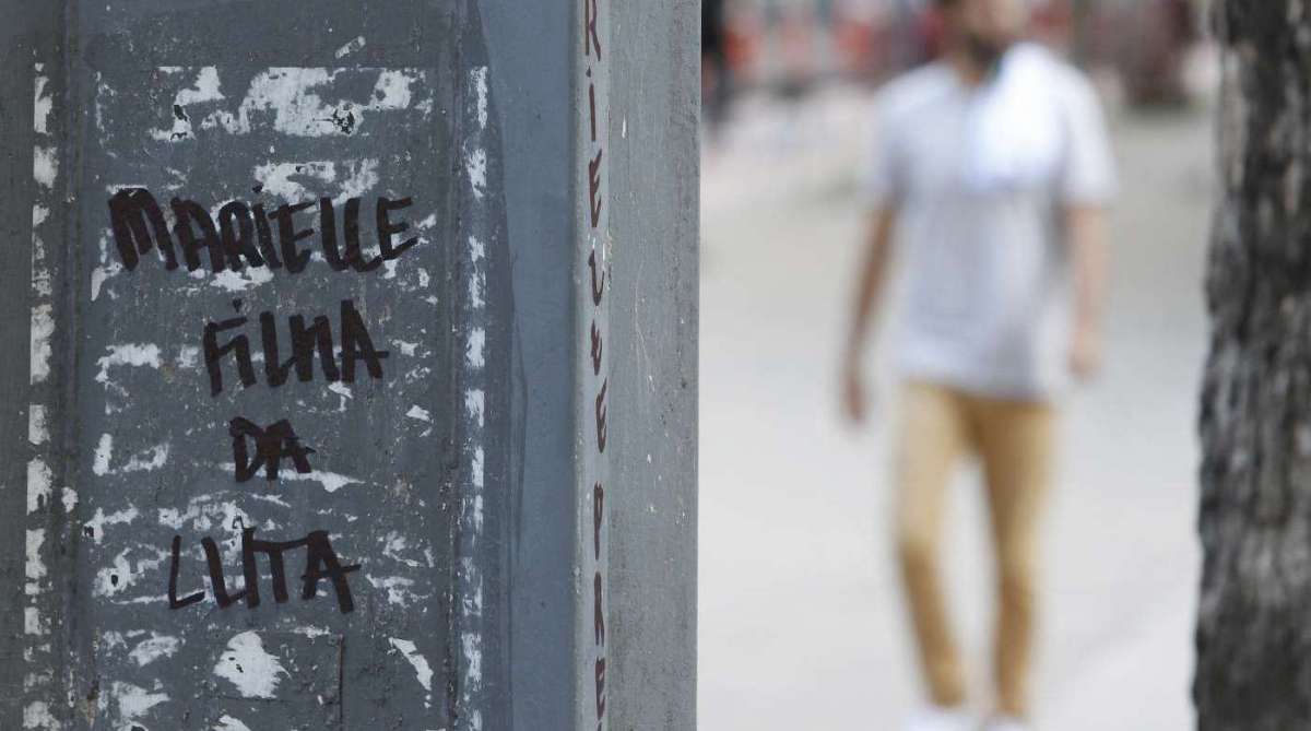 Na foto, pixa&ccedil;&otilde;es com o nome da vereadora em postes no Centro