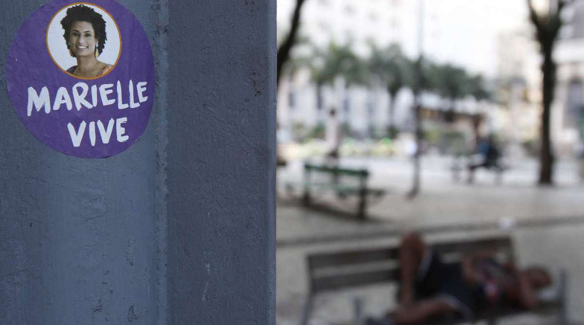 Adesivo em um poste da Cinel&acirc;ndia